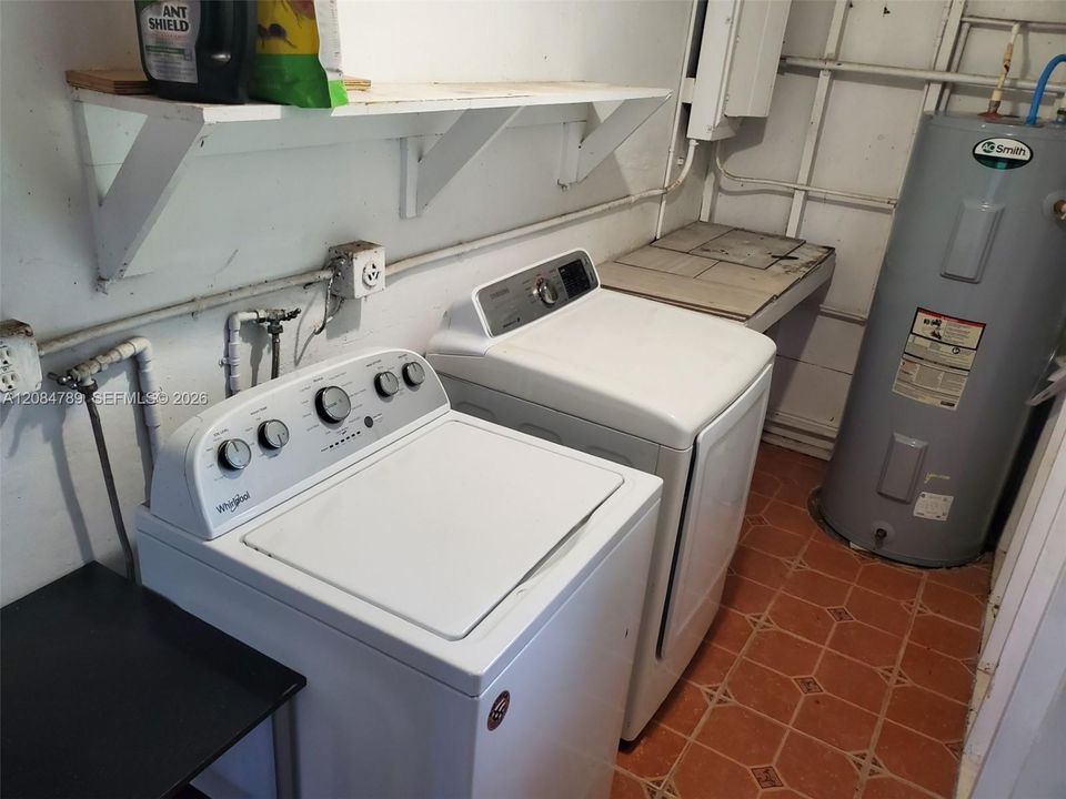 For Rent: $2,300 (3 beds, 1 baths, 1212 Square Feet)