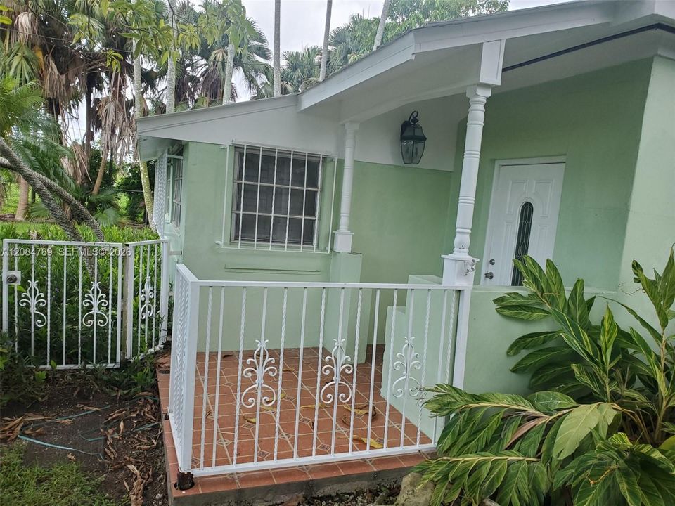 For Rent: $2,300 (3 beds, 1 baths, 1212 Square Feet)