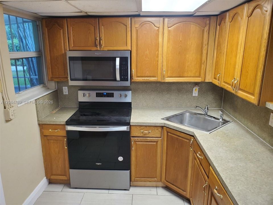 For Rent: $2,300 (3 beds, 1 baths, 1212 Square Feet)