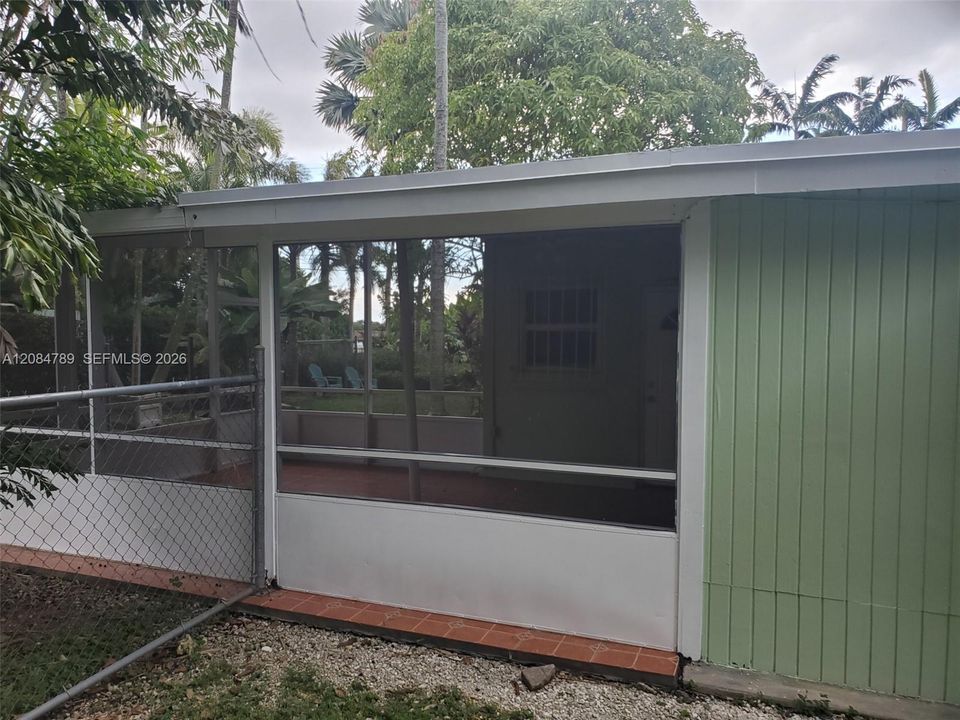 For Rent: $2,300 (3 beds, 1 baths, 1212 Square Feet)