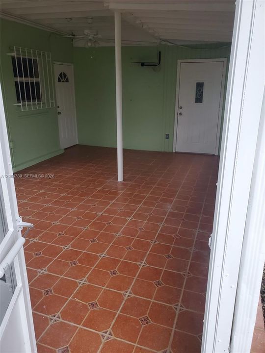 For Rent: $2,300 (3 beds, 1 baths, 1212 Square Feet)