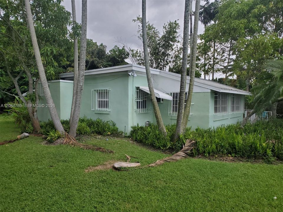 For Rent: $2,300 (3 beds, 1 baths, 1212 Square Feet)