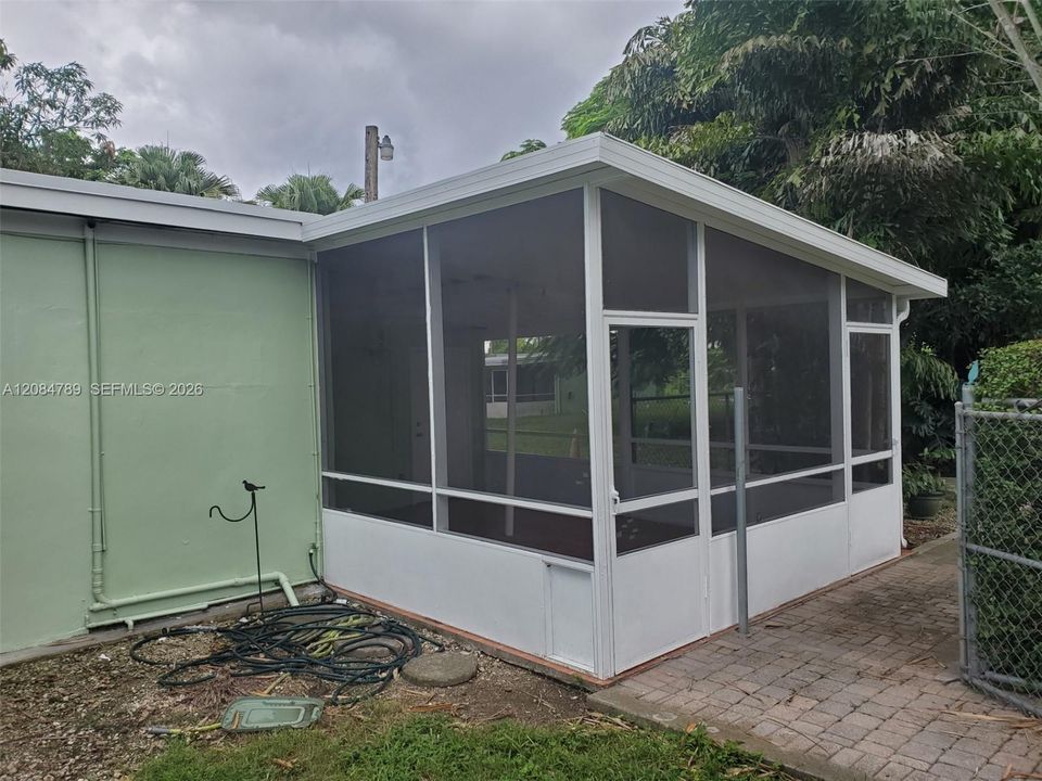 For Rent: $2,300 (3 beds, 1 baths, 1212 Square Feet)