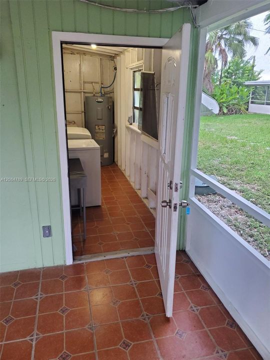 For Rent: $2,300 (3 beds, 1 baths, 1212 Square Feet)