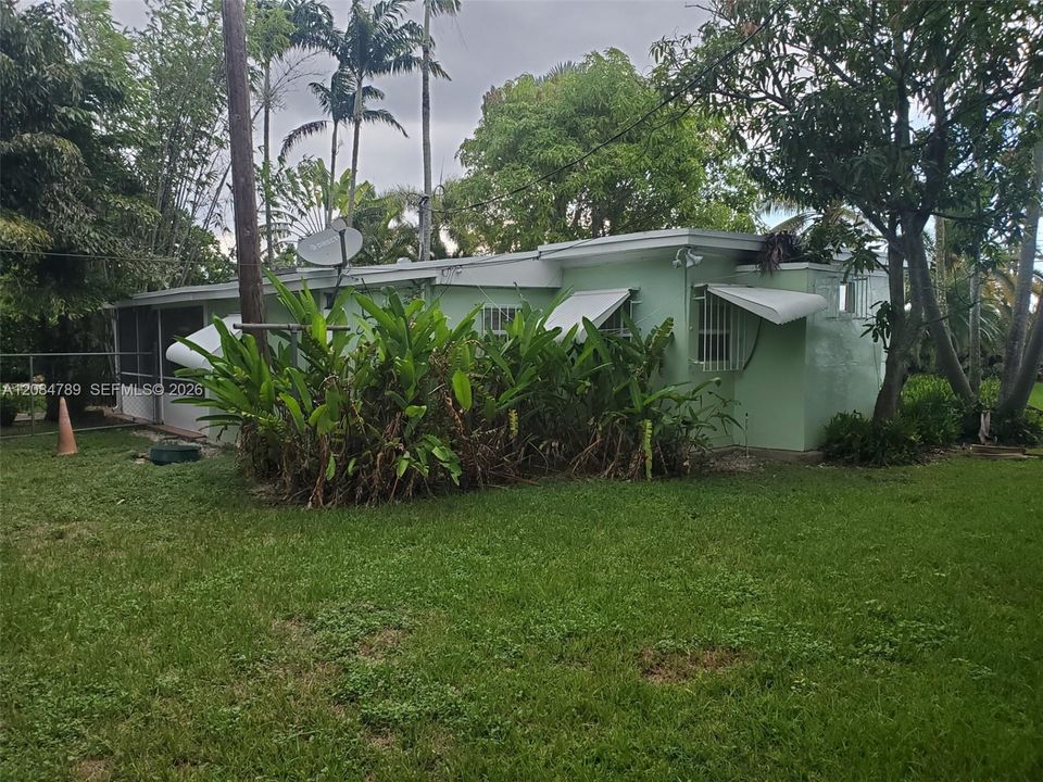 For Rent: $2,300 (3 beds, 1 baths, 1212 Square Feet)