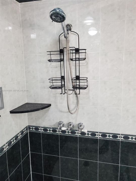For Rent: $2,300 (3 beds, 1 baths, 1212 Square Feet)