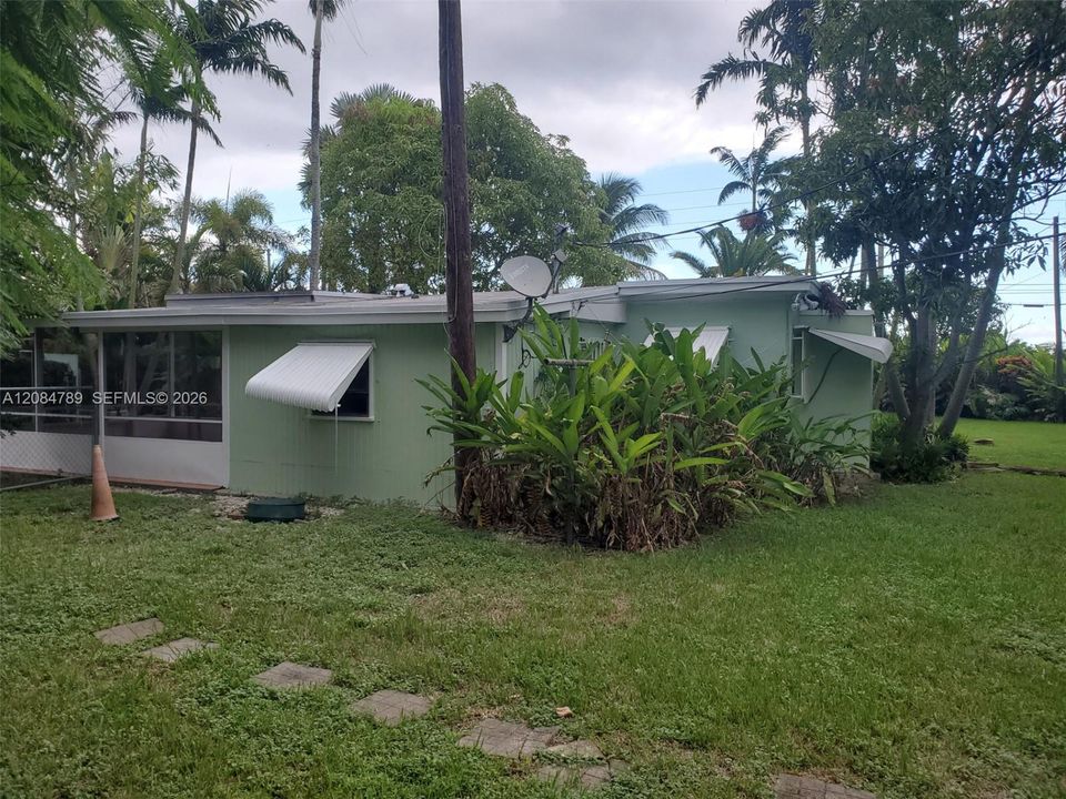 For Rent: $2,300 (3 beds, 1 baths, 1212 Square Feet)