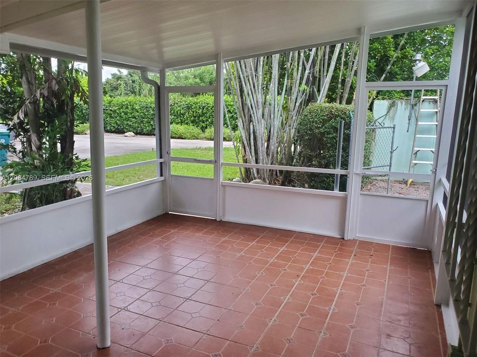 For Rent: $2,300 (3 beds, 1 baths, 1212 Square Feet)