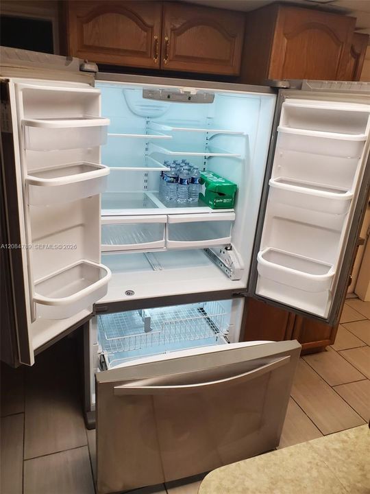 For Rent: $2,300 (3 beds, 1 baths, 1212 Square Feet)