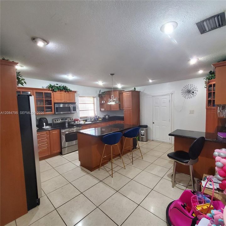 En Venta: $675,000 (3 camas, 2 baños, 2142 Pies cuadrados)