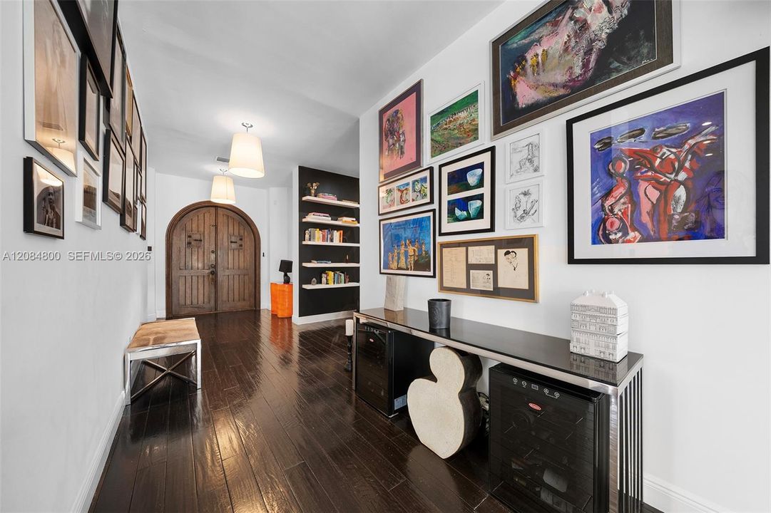 A gallery entry that flows effortlessly into every living space