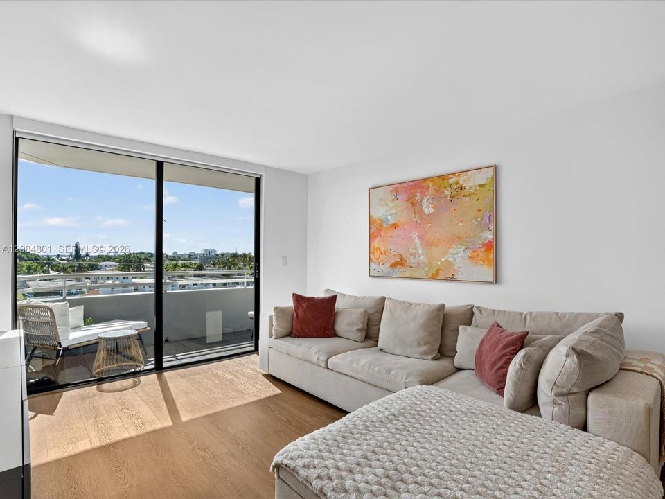 For Sale: $495,000 (2 beds, 2 baths, 1086 Square Feet)