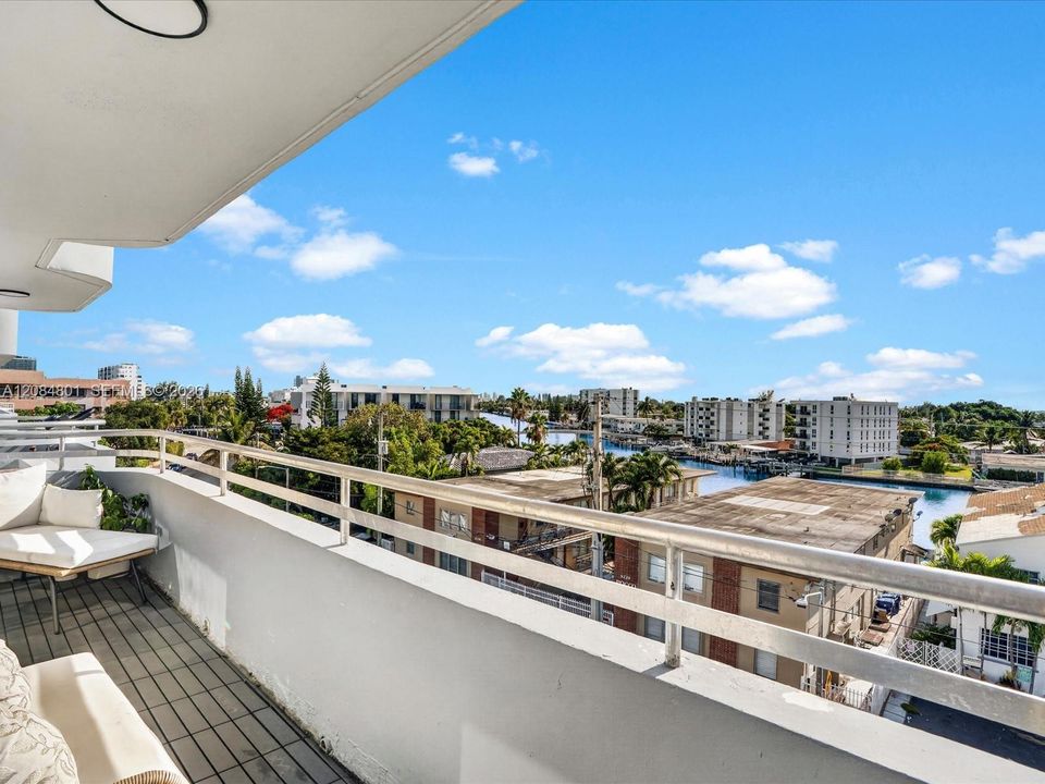For Sale: $495,000 (2 beds, 2 baths, 1086 Square Feet)