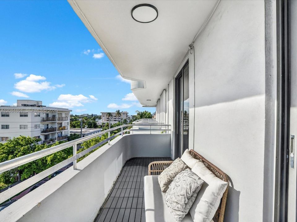 For Sale: $495,000 (2 beds, 2 baths, 1086 Square Feet)