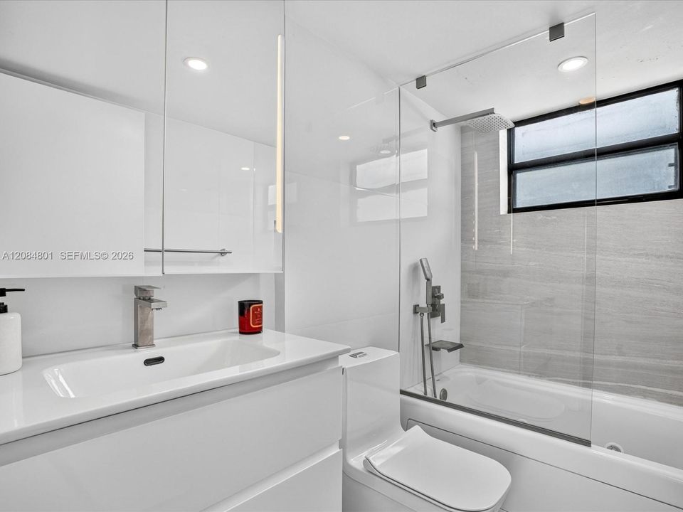 For Sale: $495,000 (2 beds, 2 baths, 1086 Square Feet)