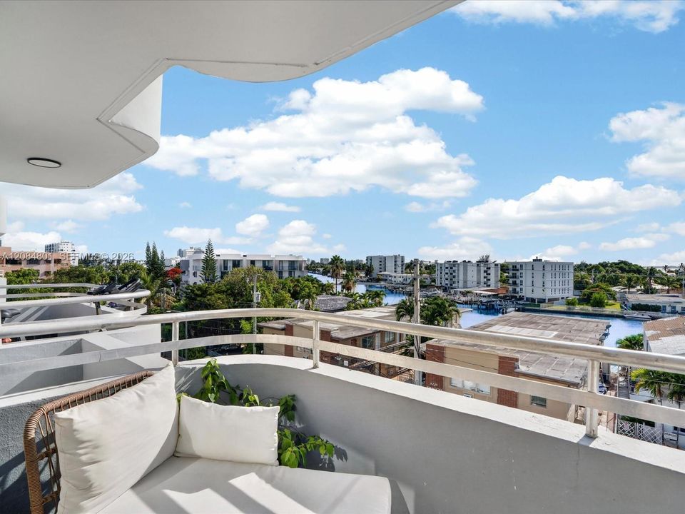 For Sale: $495,000 (2 beds, 2 baths, 1086 Square Feet)