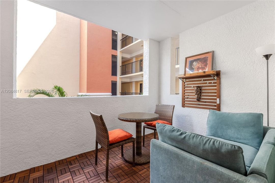 For Sale: $499,000 (2 beds, 2 baths, 1024 Square Feet)
