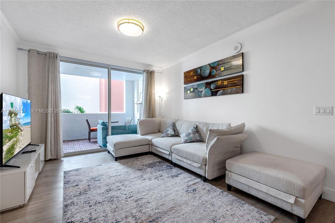 For Sale: $499,000 (2 beds, 2 baths, 1024 Square Feet)