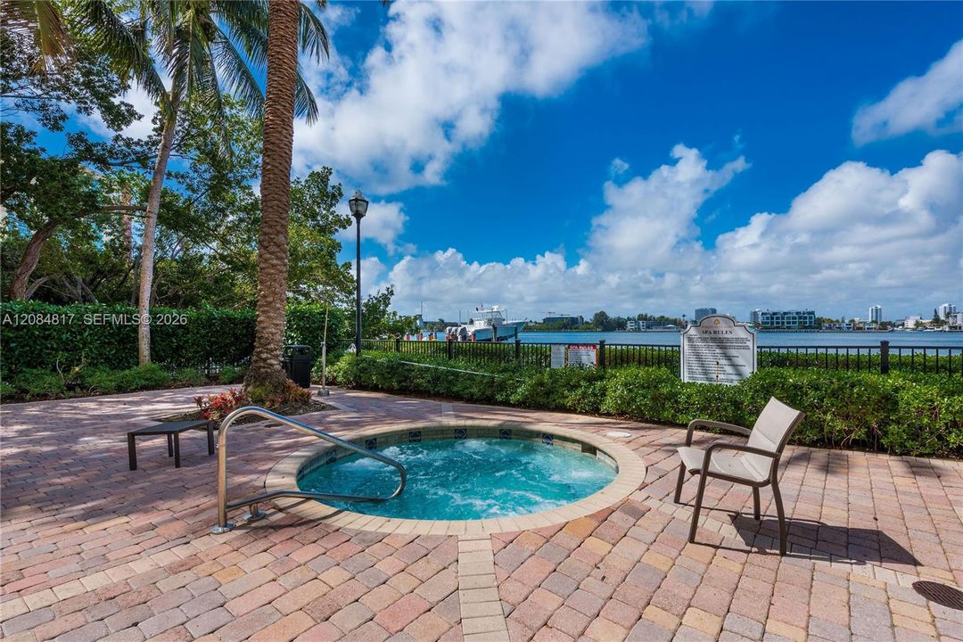 For Sale: $499,000 (2 beds, 2 baths, 1024 Square Feet)