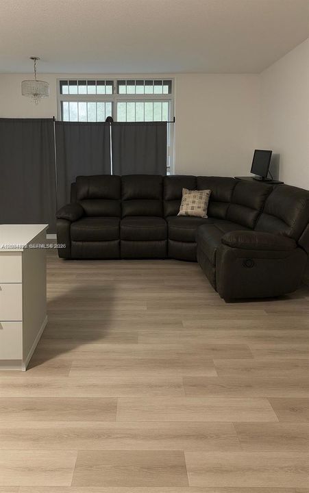 В аренду: $2,400 (2 спален, 2 ванн, 847 Квадратных фут)