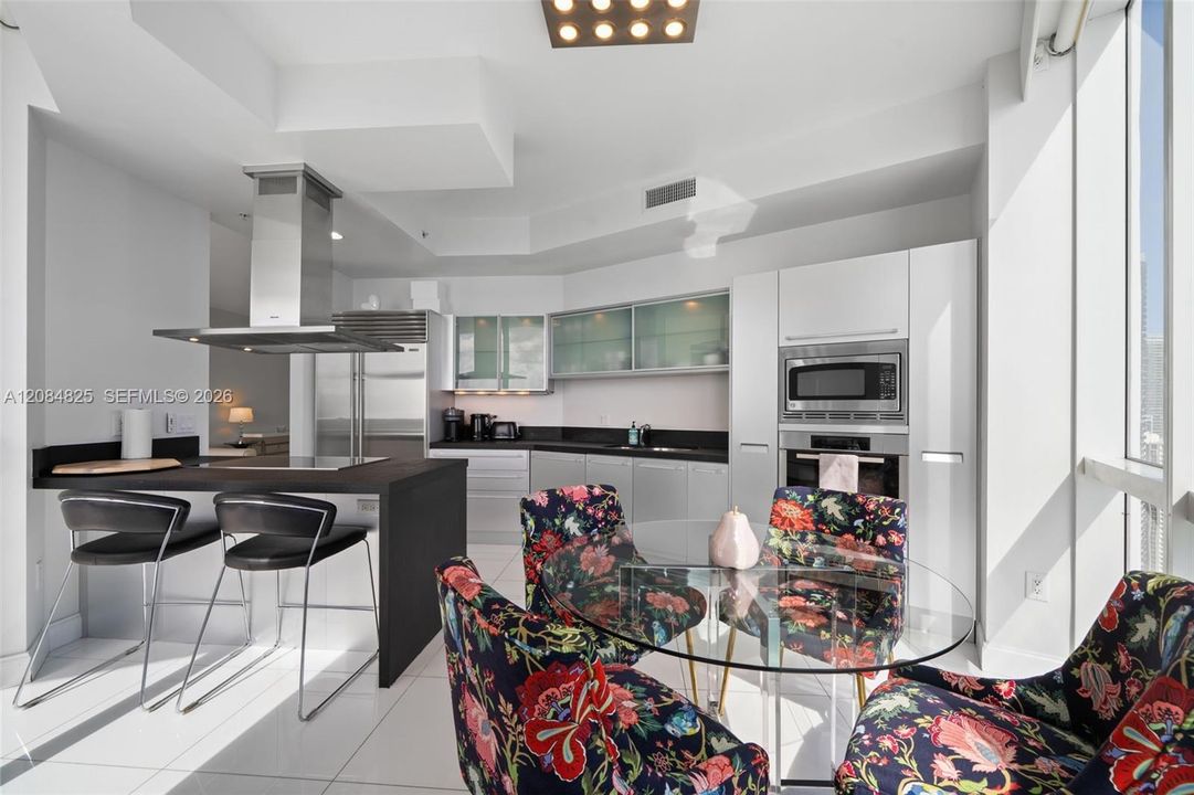 For Sale: $1,870,000 (2 beds, 2 baths, 1722 Square Feet)