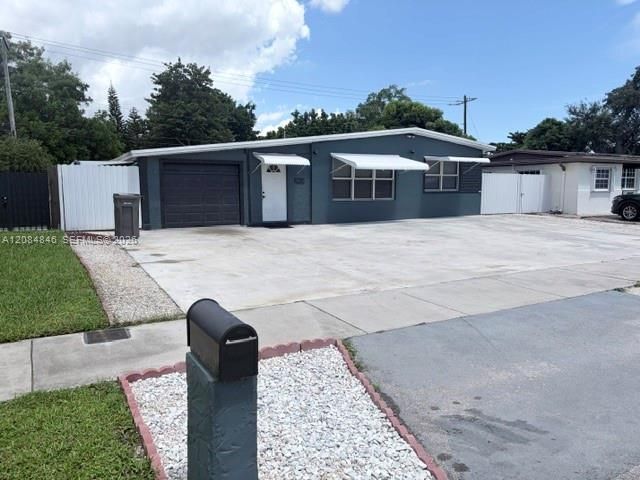 For Sale: $400,000 (2 beds, 1 baths, 910 Square Feet)