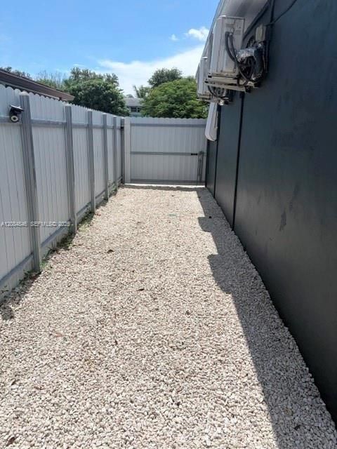 For Sale: $400,000 (2 beds, 1 baths, 910 Square Feet)