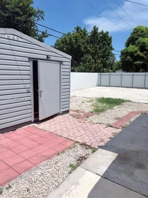 For Sale: $400,000 (2 beds, 1 baths, 910 Square Feet)