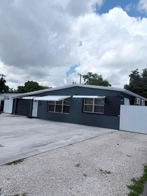 For Sale: $400,000 (2 beds, 1 baths, 910 Square Feet)