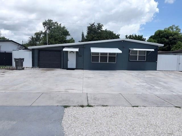 For Sale: $400,000 (2 beds, 1 baths, 910 Square Feet)