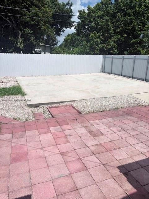 For Sale: $400,000 (2 beds, 1 baths, 910 Square Feet)