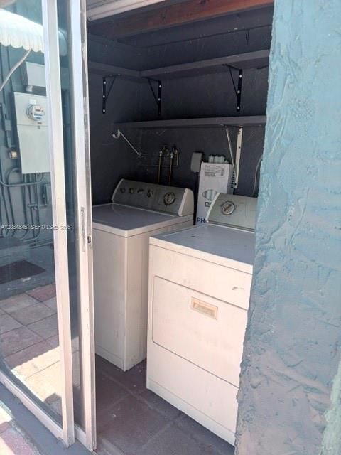 For Sale: $400,000 (2 beds, 1 baths, 910 Square Feet)