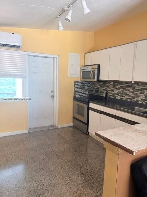 For Sale: $400,000 (2 beds, 1 baths, 910 Square Feet)