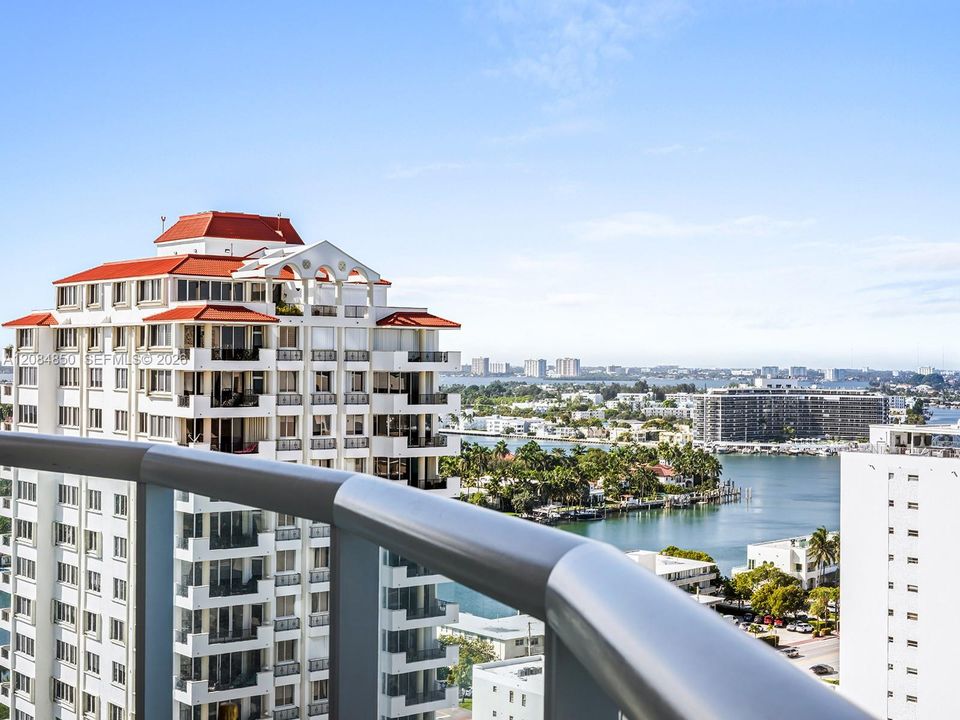 For Rent: $4,900 (1 beds, 1 baths, 808 Square Feet)