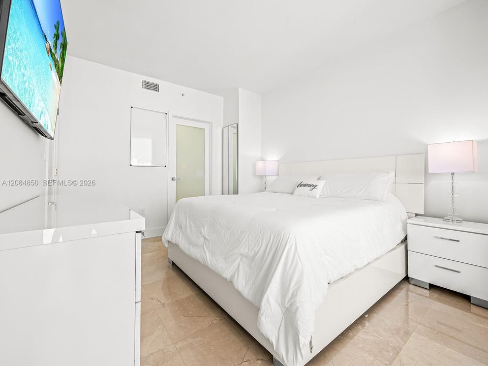 For Rent: $4,900 (1 beds, 1 baths, 808 Square Feet)