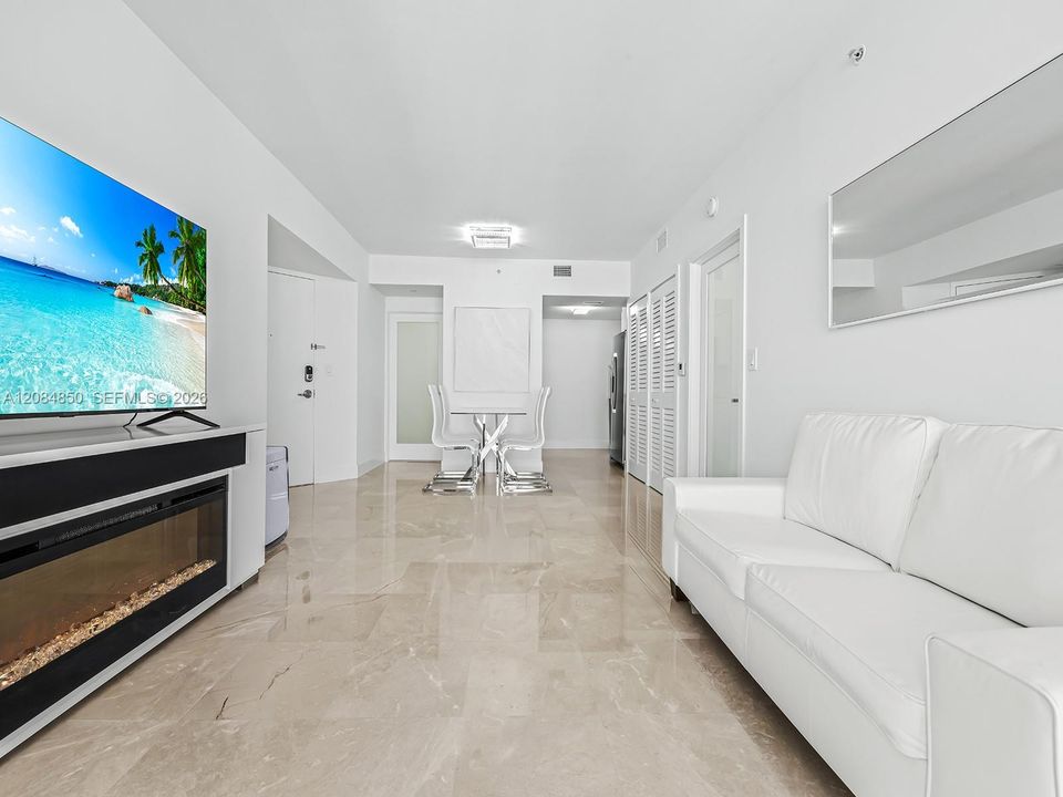 For Rent: $4,900 (1 beds, 1 baths, 808 Square Feet)
