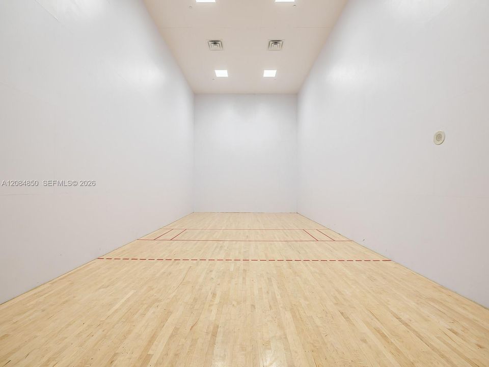For Rent: $4,900 (1 beds, 1 baths, 808 Square Feet)