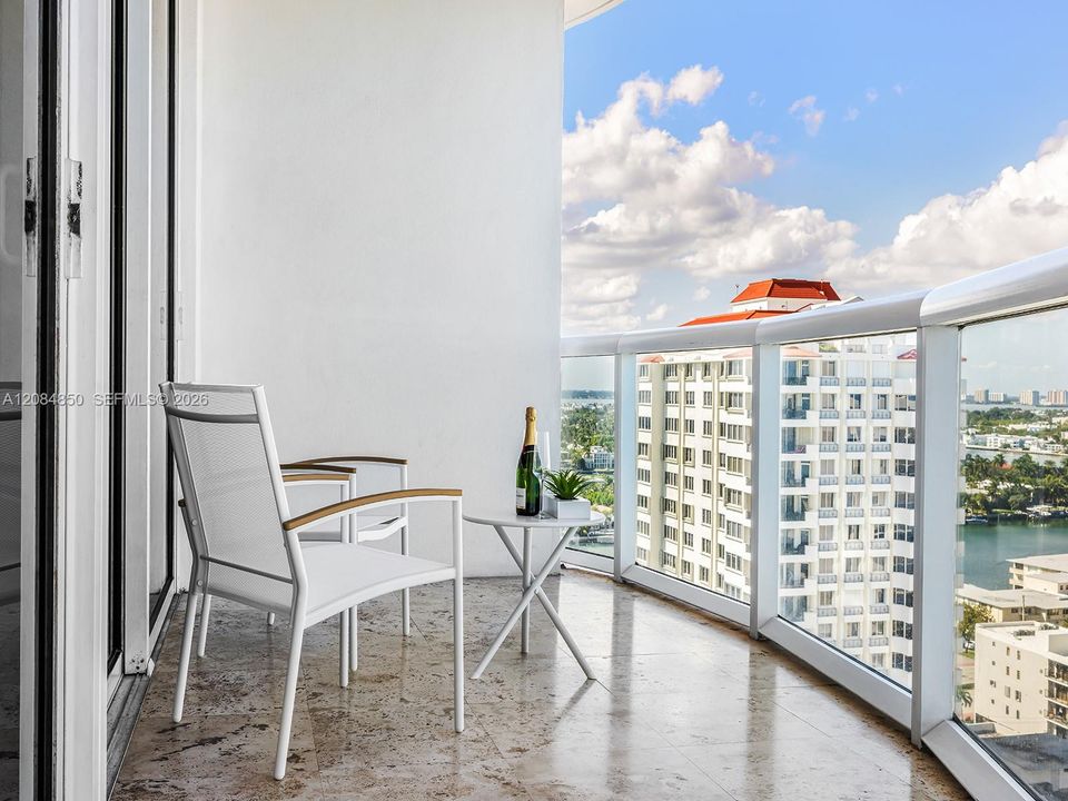 For Rent: $4,900 (1 beds, 1 baths, 808 Square Feet)