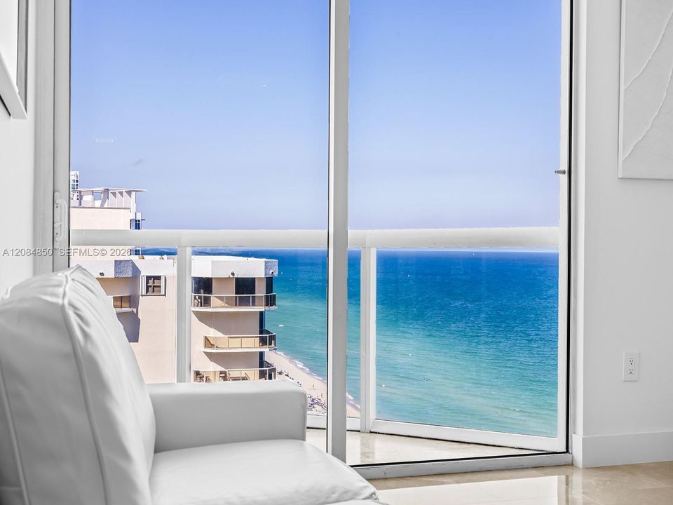 For Rent: $4,900 (1 beds, 1 baths, 808 Square Feet)