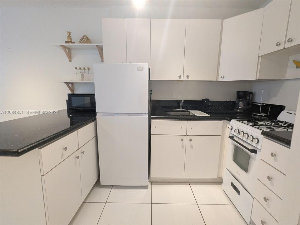 For Rent: $1,650 (0 beds, 1 baths, 470 Square Feet)