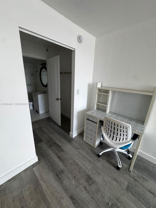 For Rent: $1,650 (0 beds, 1 baths, 470 Square Feet)