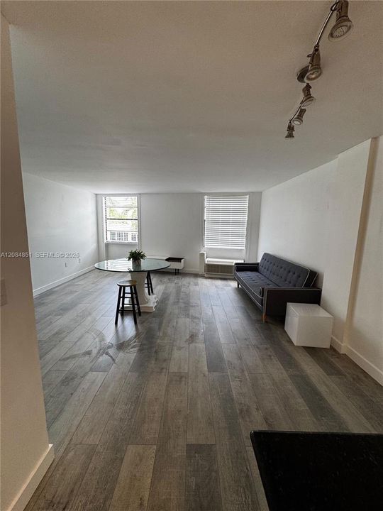 For Rent: $1,650 (0 beds, 1 baths, 470 Square Feet)