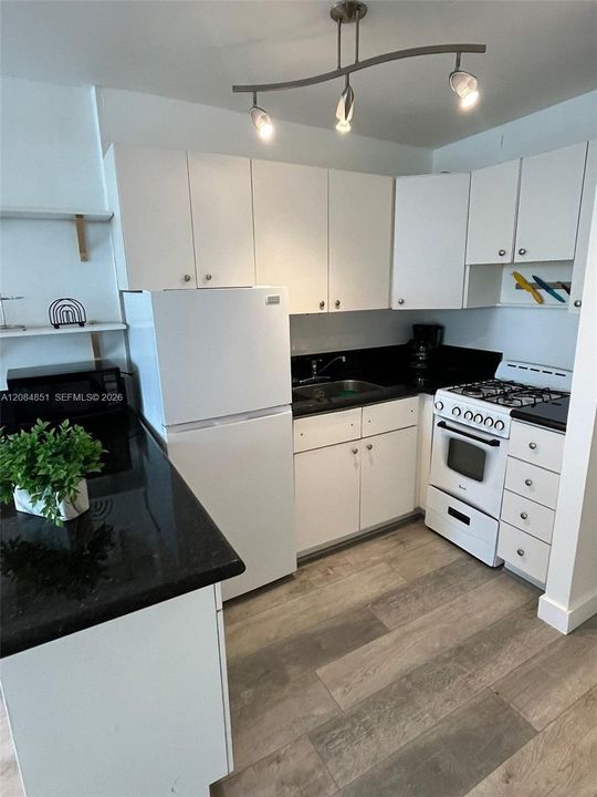 For Rent: $1,650 (0 beds, 1 baths, 470 Square Feet)