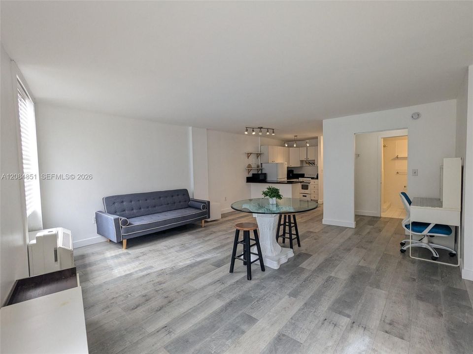 For Rent: $1,650 (0 beds, 1 baths, 470 Square Feet)