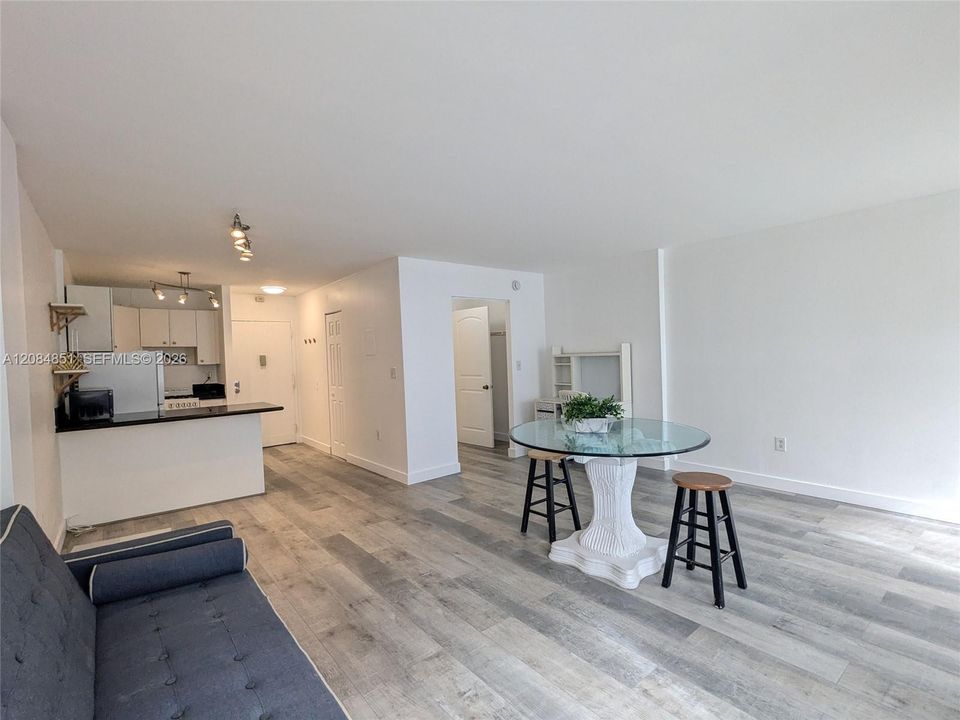 For Rent: $1,650 (0 beds, 1 baths, 470 Square Feet)