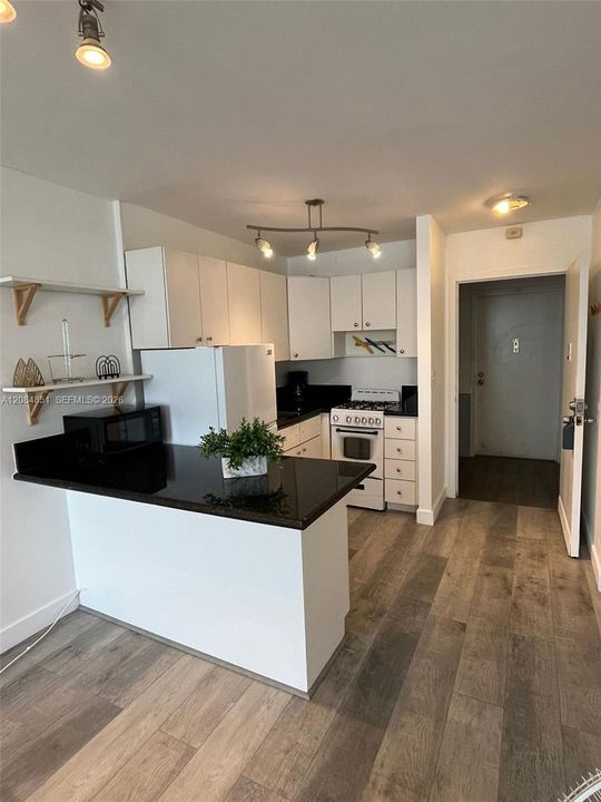 For Rent: $1,650 (0 beds, 1 baths, 470 Square Feet)