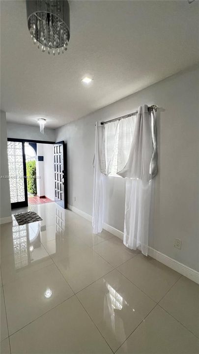 В аренду: $1,800 (1 спален, 1 ванн, 1453 Квадратных фут)