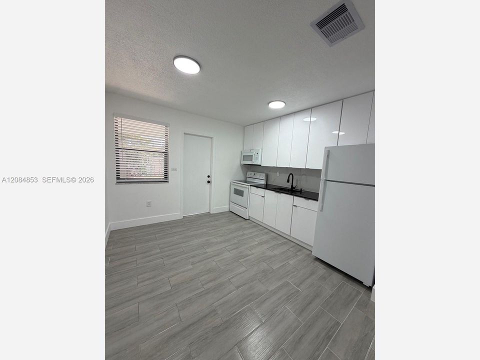 В аренду: $2,400 (2 спален, 1 ванн, 816 Квадратных фут)