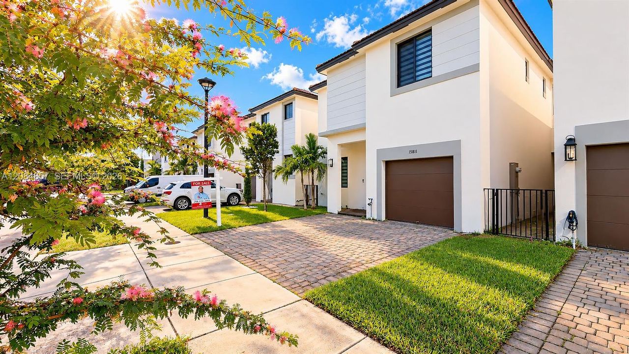 For Sale: $699,999 (4 beds, 3 baths, 2534 Square Feet)