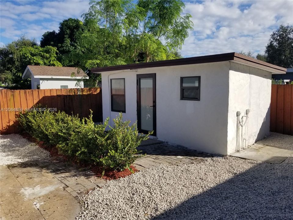 For Rent: $1,250 (0 beds, 1 baths, 200 Square Feet)